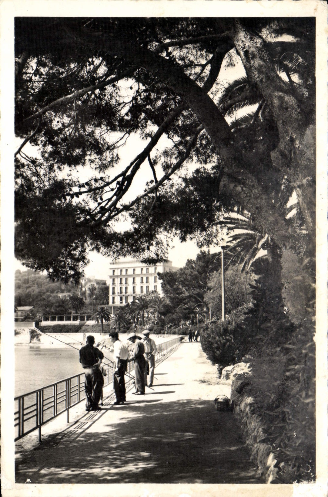 CPM Beaulieu La Promenade Du Bord De Mer Peche Pecheur