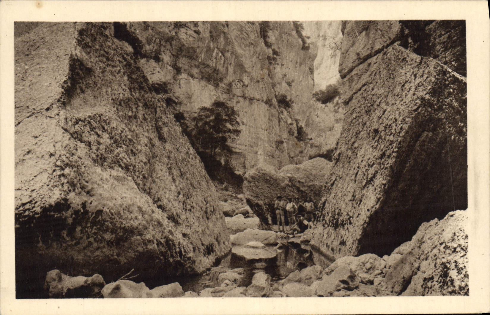 CPA Gorges Du Verdon Blocs Monumentaux entre les Bauchers et le Maugue Vue prise vers aval