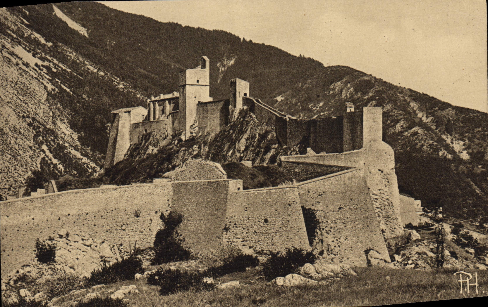 VINTAGE POSTCARD Sisteron the citadel dominee By the Covered way the keep and the vault