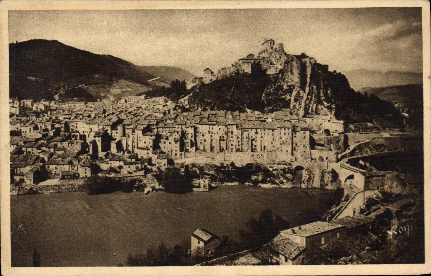 VINTAGE POSTCARD Sisteron the Durance the City and the Citadel