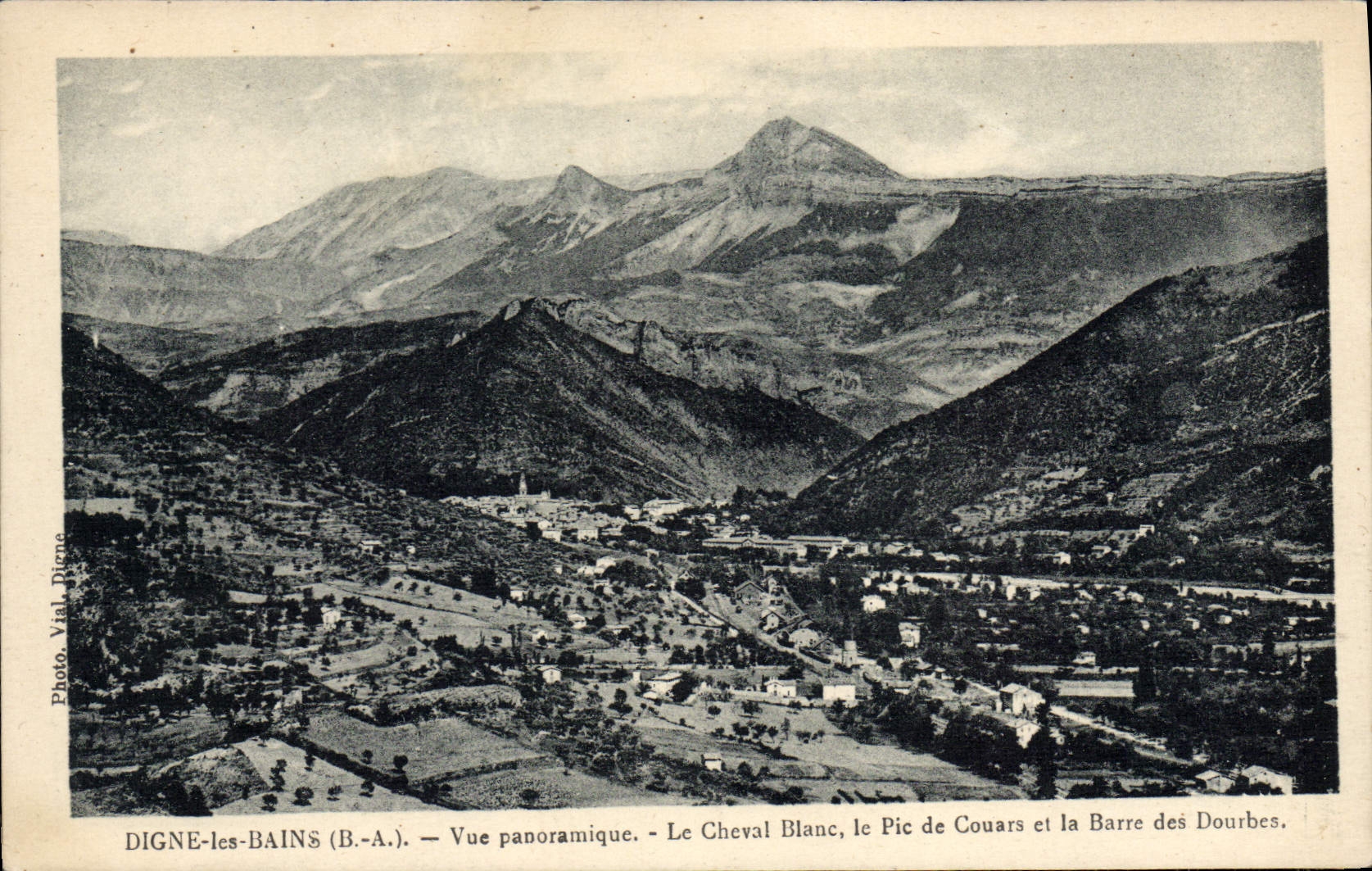 CPA Digne les Bains Vue panoramique Le cheval Blanc Le pic de Couars et la barre des Dourbes
