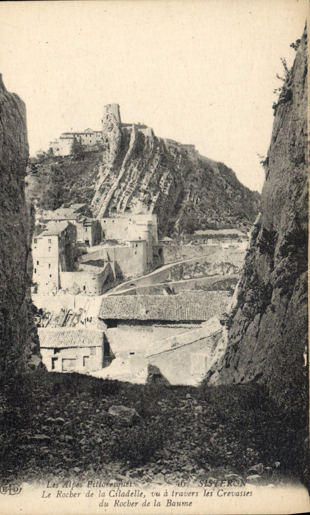 POSTAL Sisteron de la VENDIMIA la roca de la ciudadela vista a través de las grietas de la roca del bálsamo