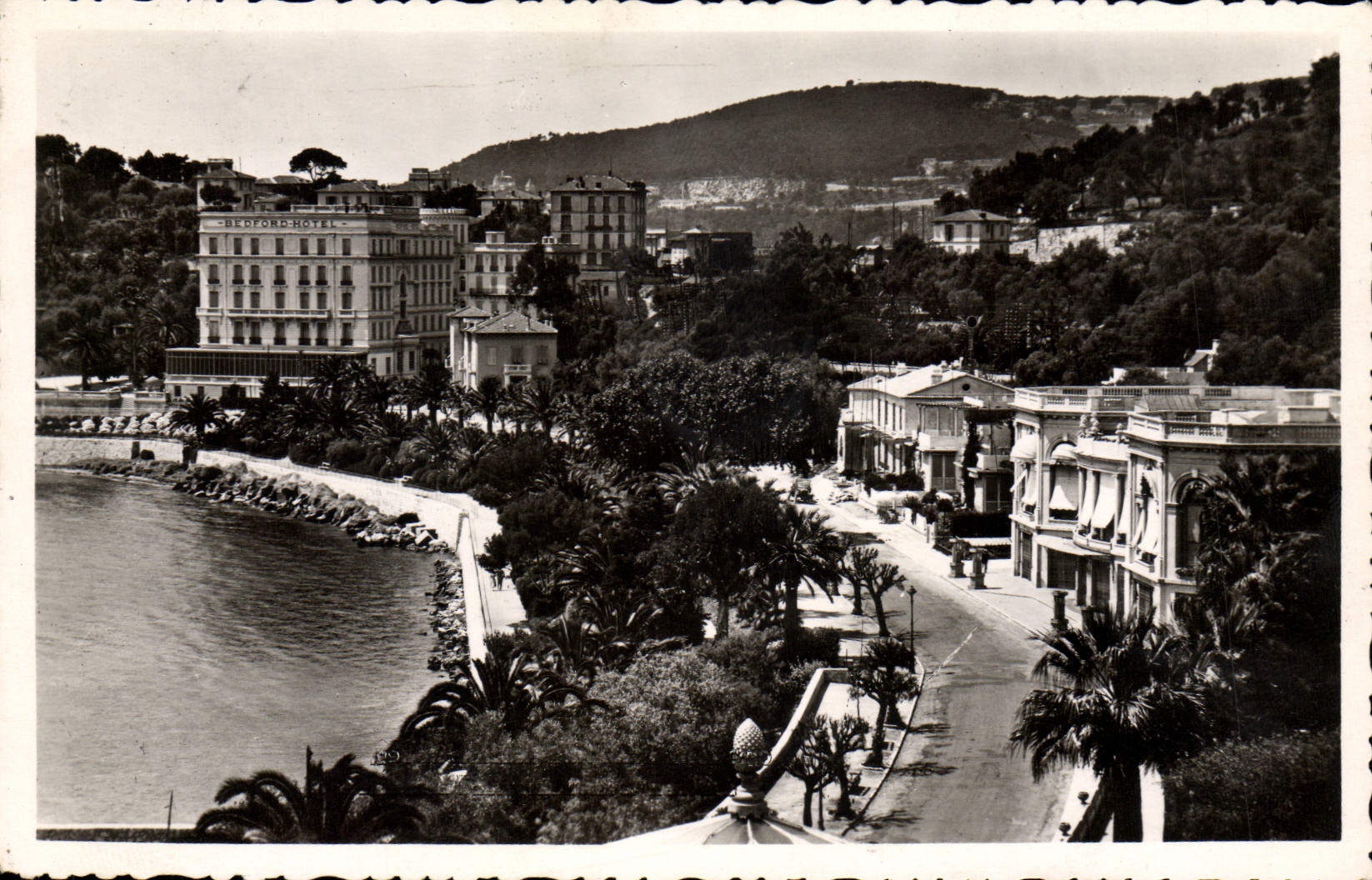 CPM Beaulieu Sur Mer Le Casino et la baie des Fourmis L'hotel Bedford