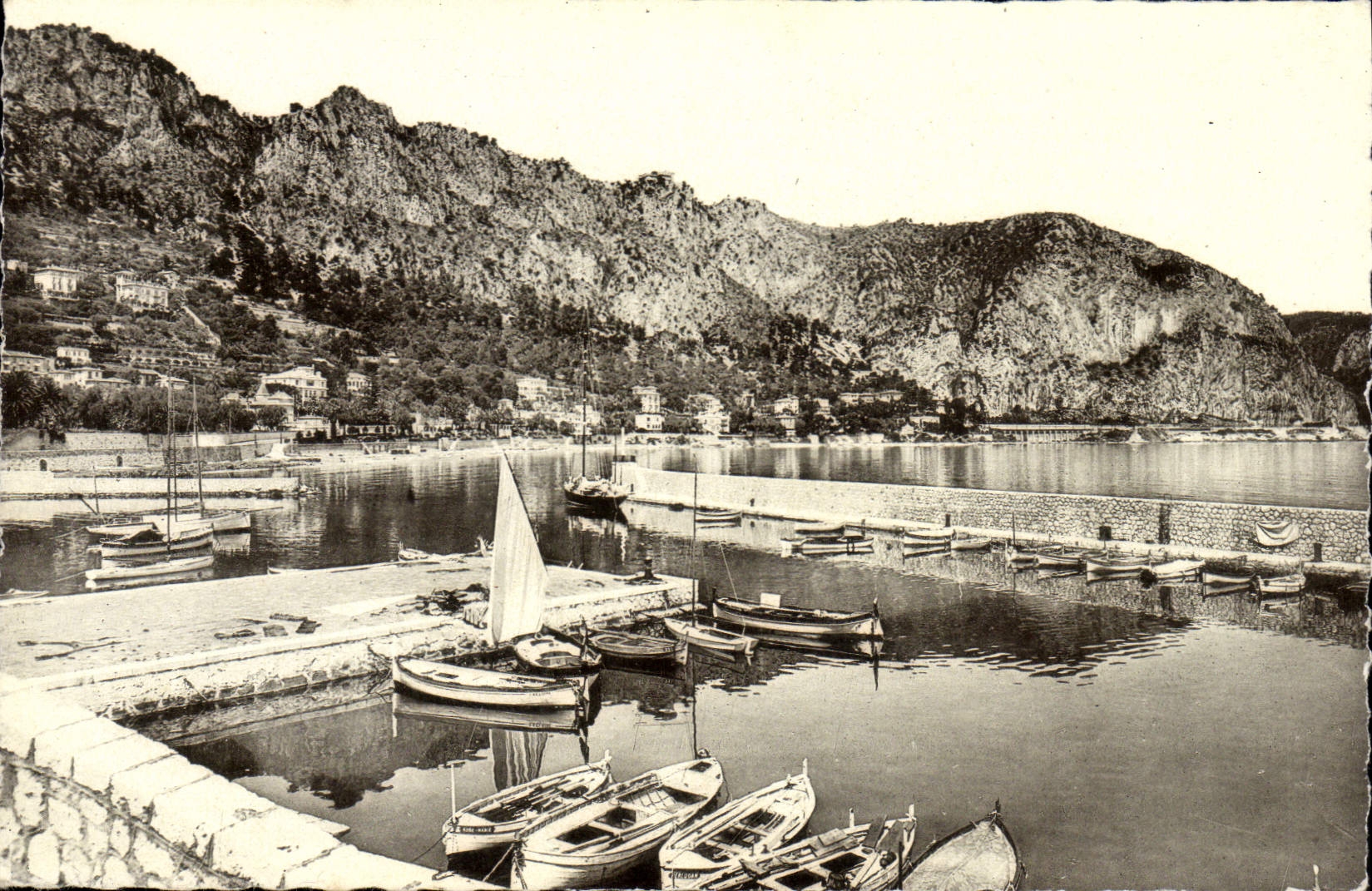 MODERN CARD Beaulieu On Sea the Entry of the Port Boats