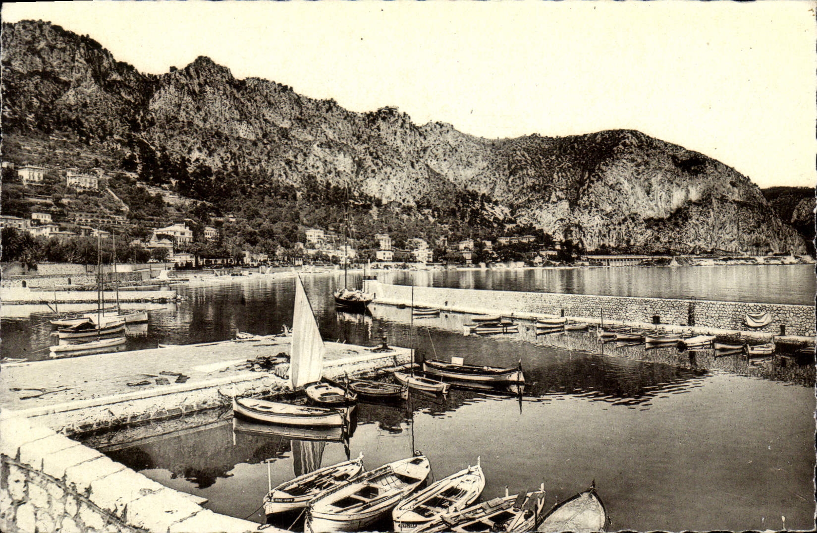 CPM Beaulieu Sur Mer L'Entree du Port Bateaux