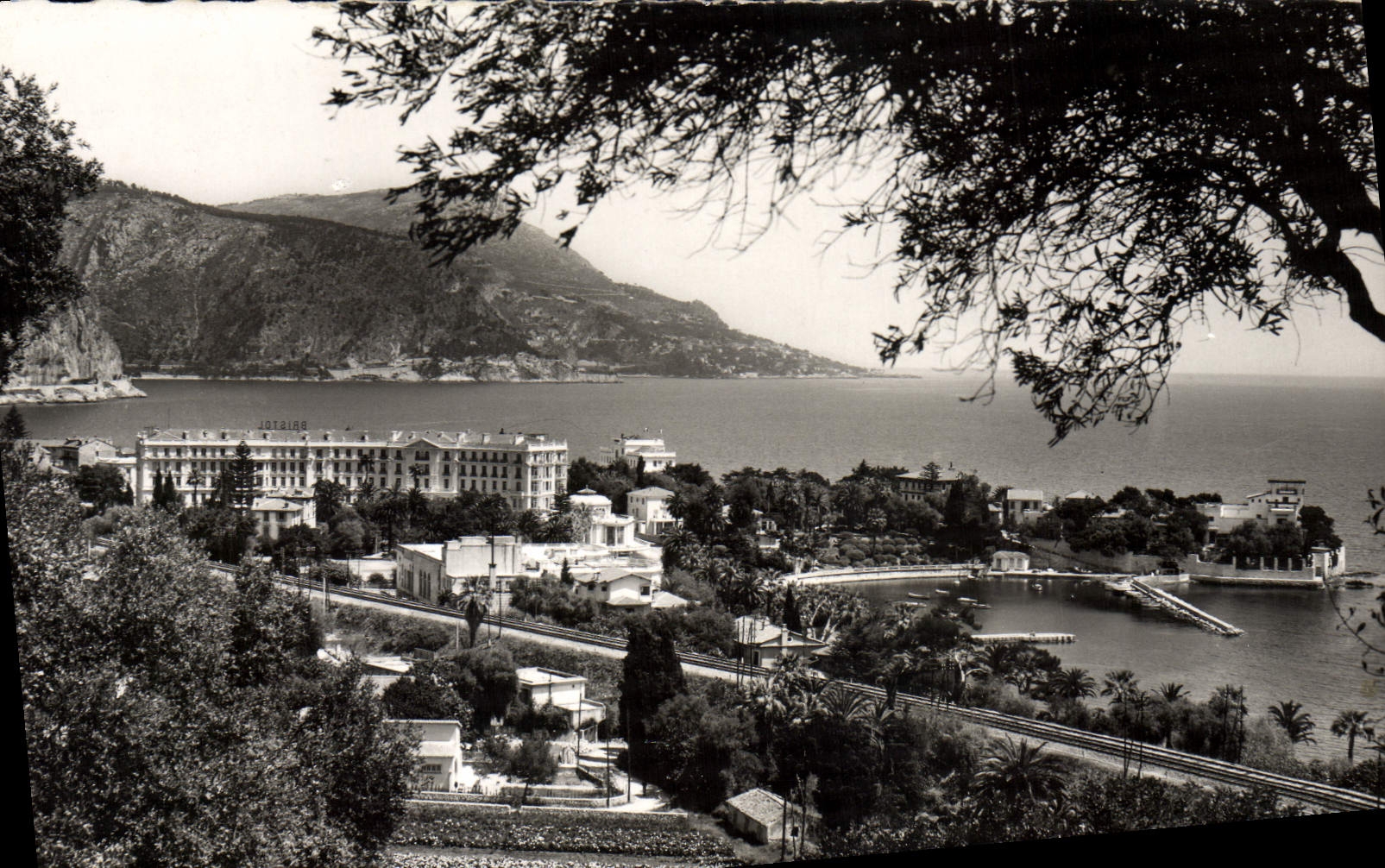 MODERN CARD Beaulieu On Sea the bay of the Ants the Kerylos villa At the bottom the Garlic course