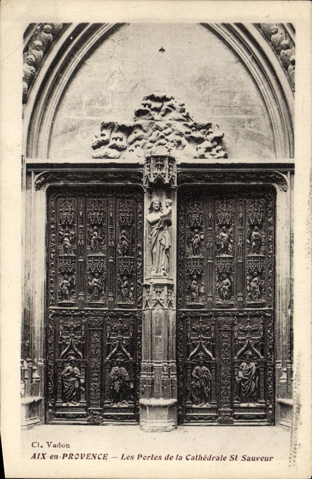 CPA Aix En Provence Les Perles de la Cathedrale st Sauveur