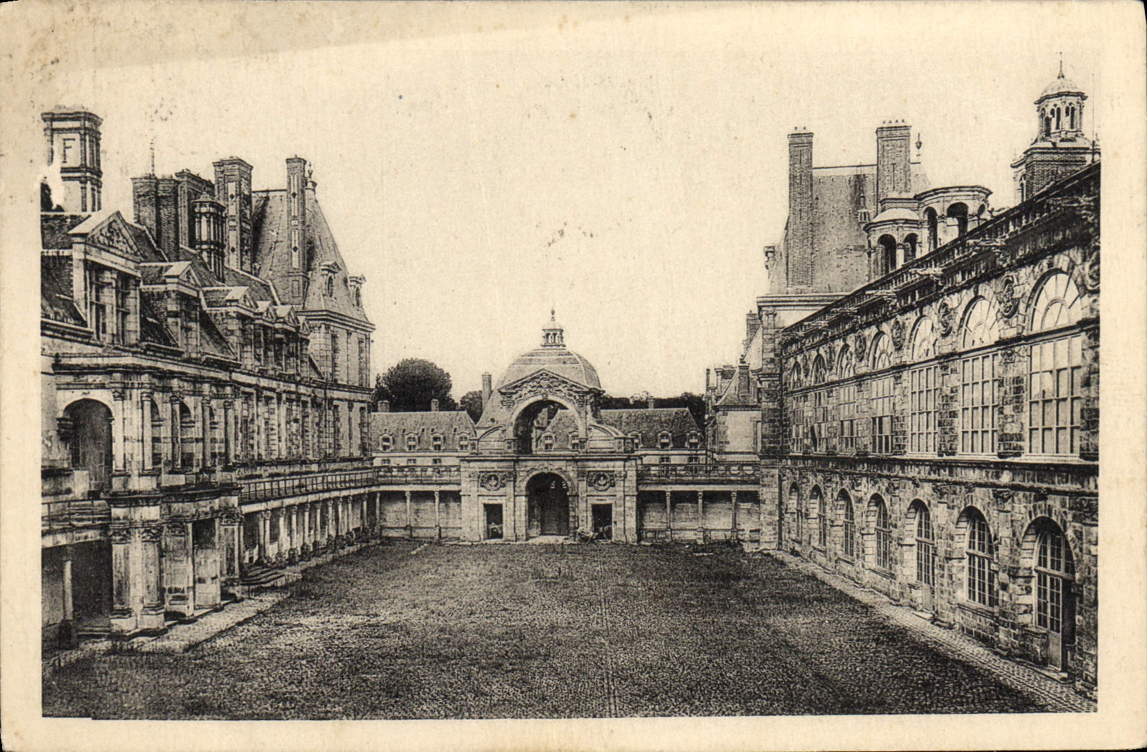 CPA Chateau De Fontainebleau La Cour Ovale