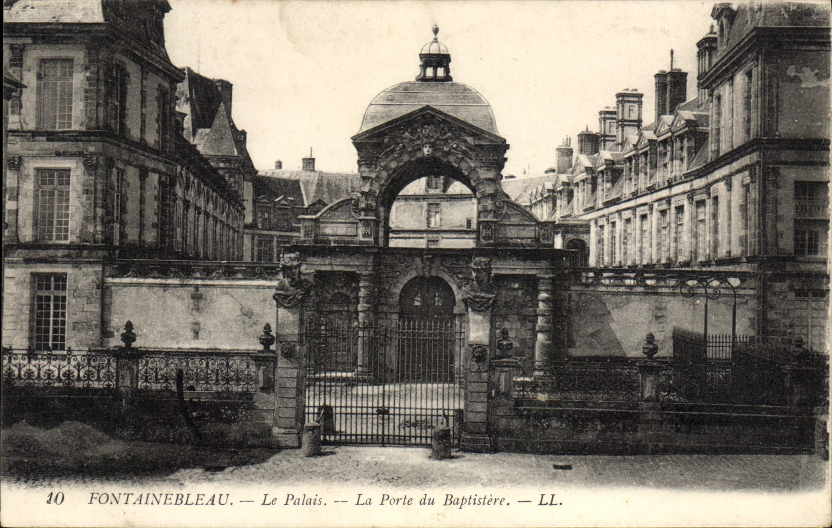 VINTAGE POSTCARD Palate of Fontainebleau the Palate the Gate of the Baptistry