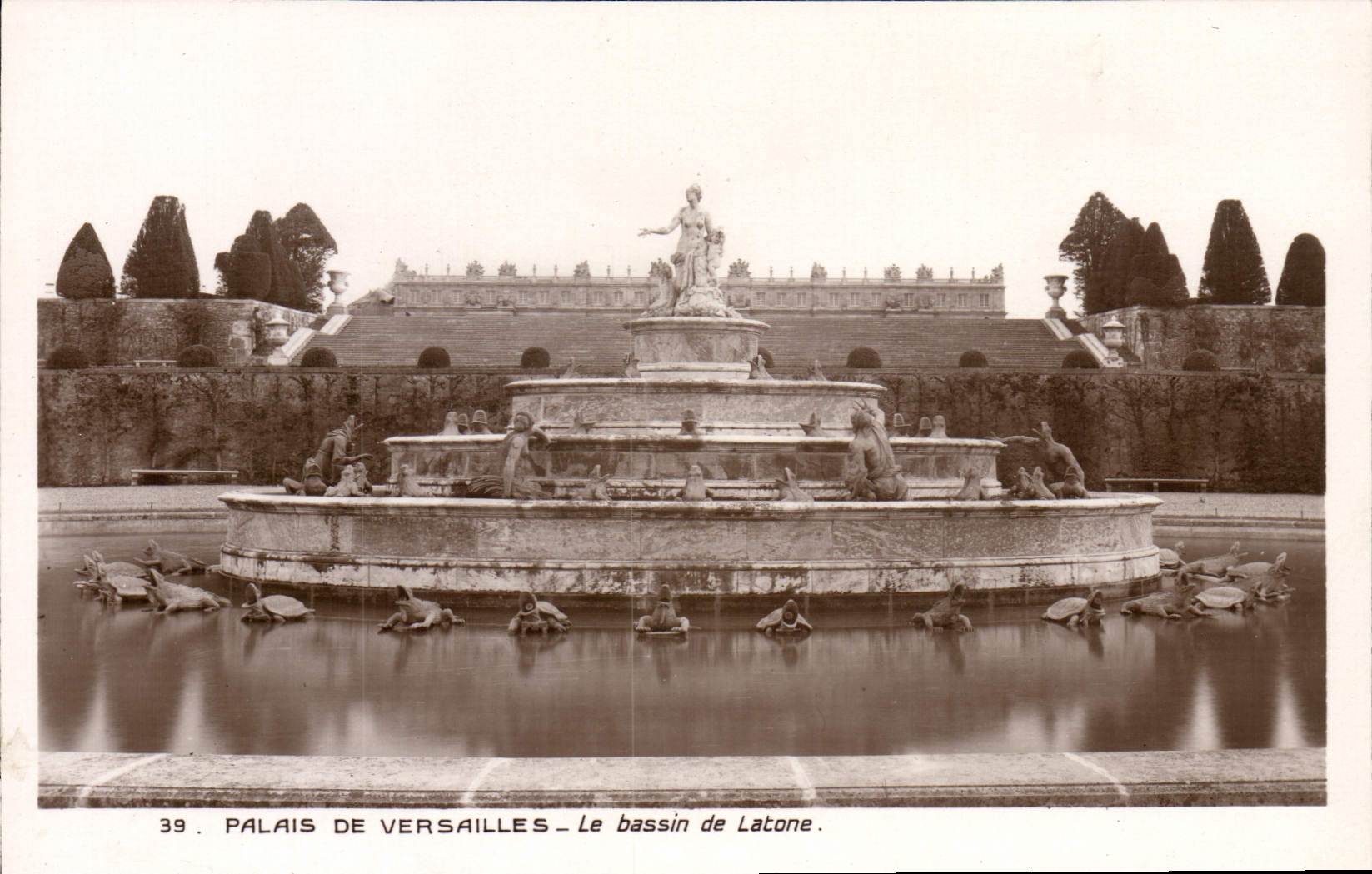 VINTAGE POSTCARD Palate of Fontainebleau the Basin of Latone