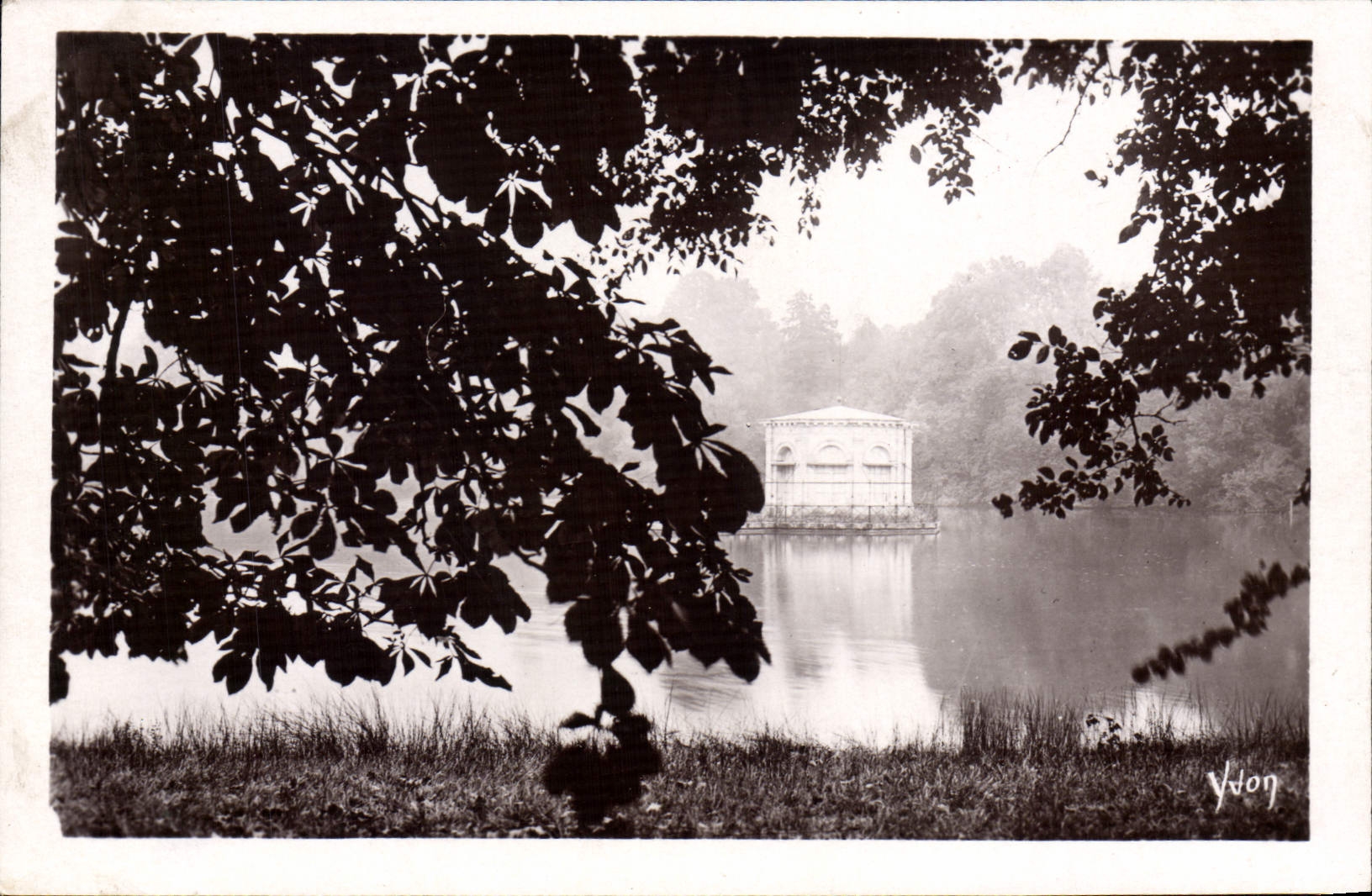 VINTAGE POSTCARD Palate of Fontainebleau House of the Emperor