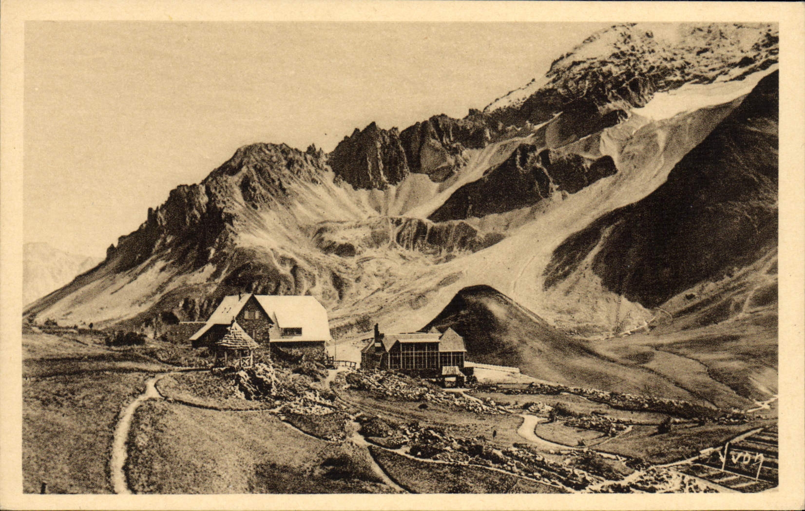 CPA Col du Lautaret Le Jardin Alpin et le Chalet PLM vers le massif du Combeynot