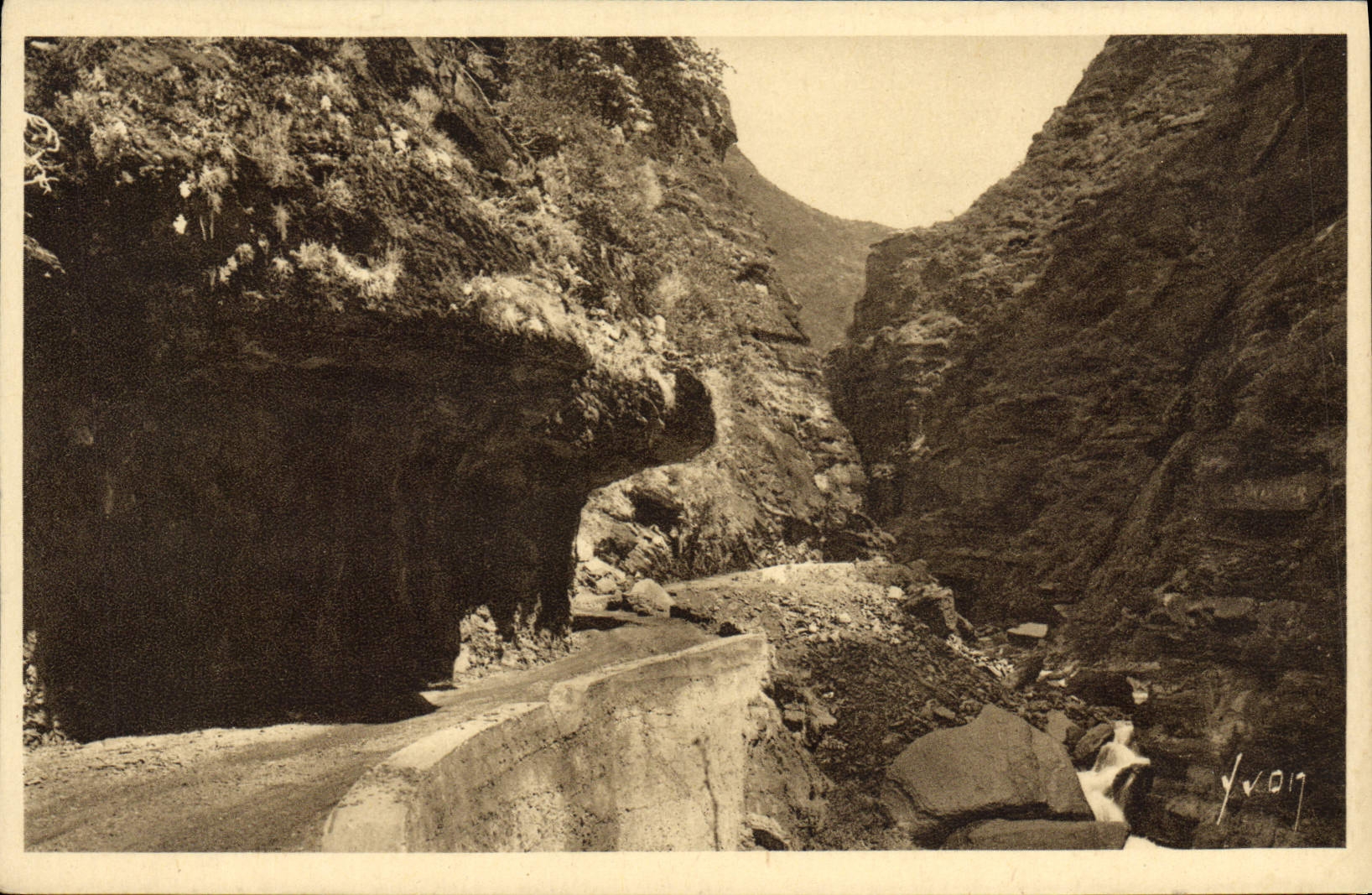 VINTAGE POSTCARD Falls Of Cians Left the throats