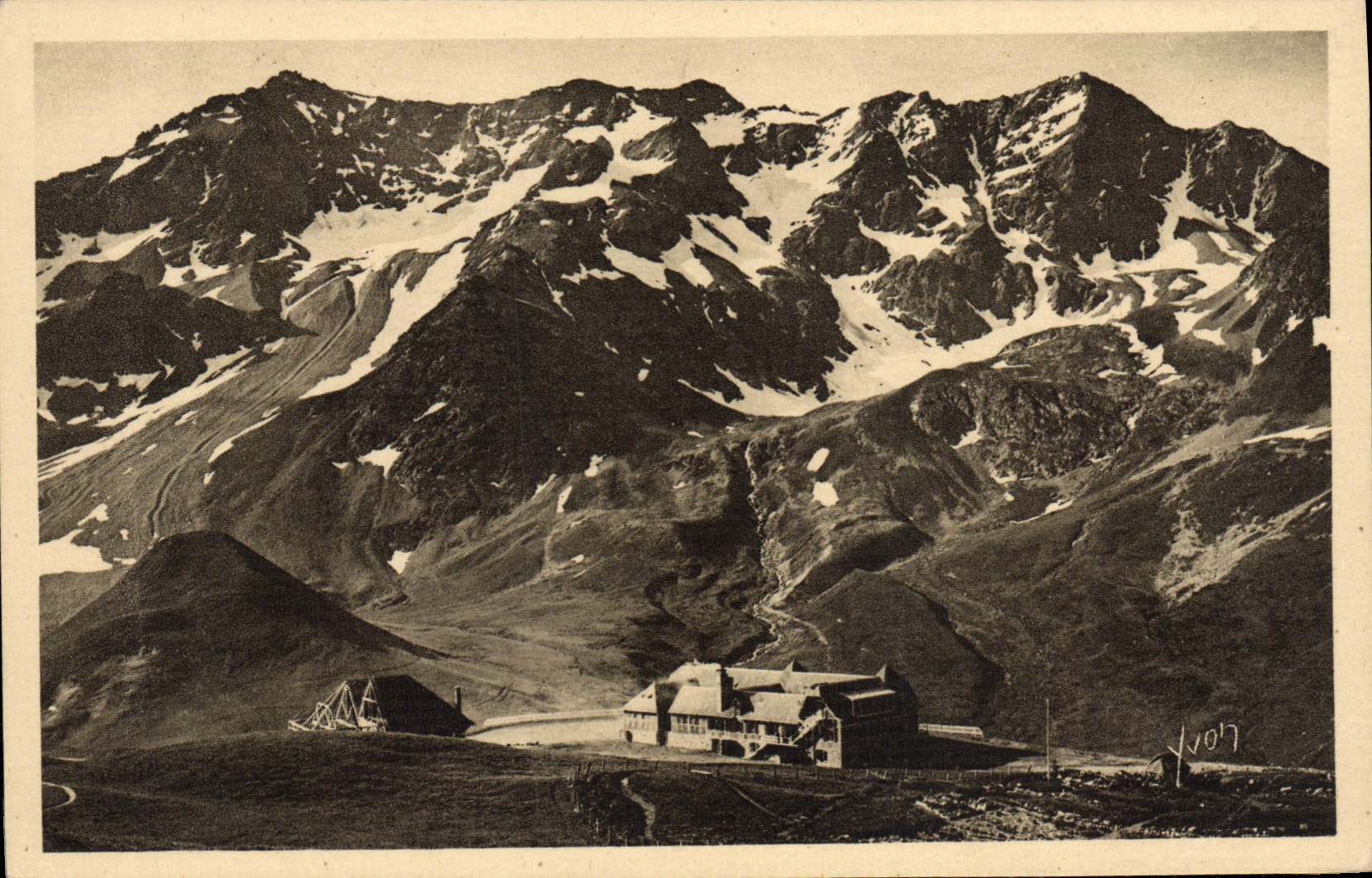 CPA Les Alpes Le Lautaret La Chaine Des Alpes et le chalet du PLM