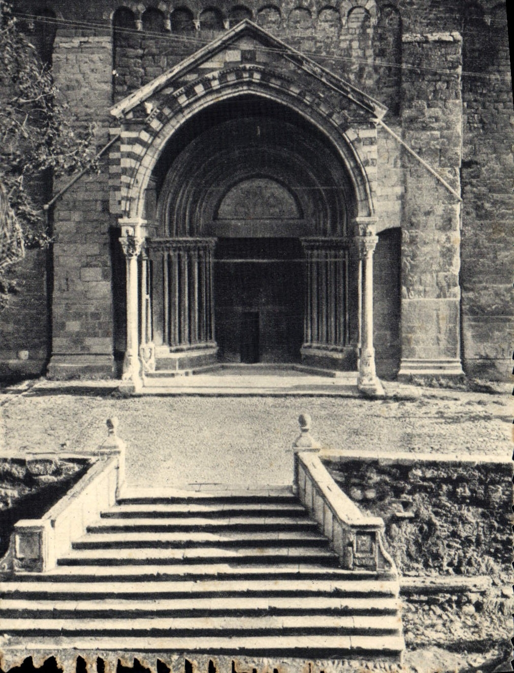 CPA Embrun Porche De La Cathedrale