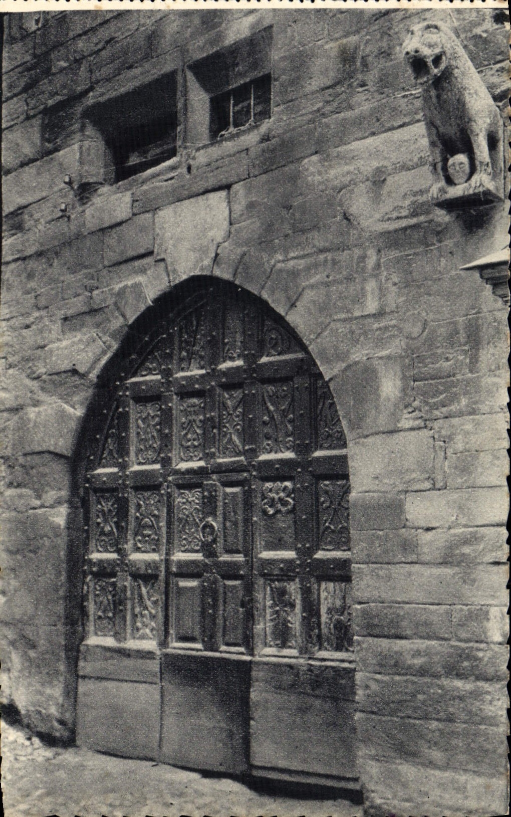 CPA Embrun Ancien Hotel des gouverneurs Porte ogivale