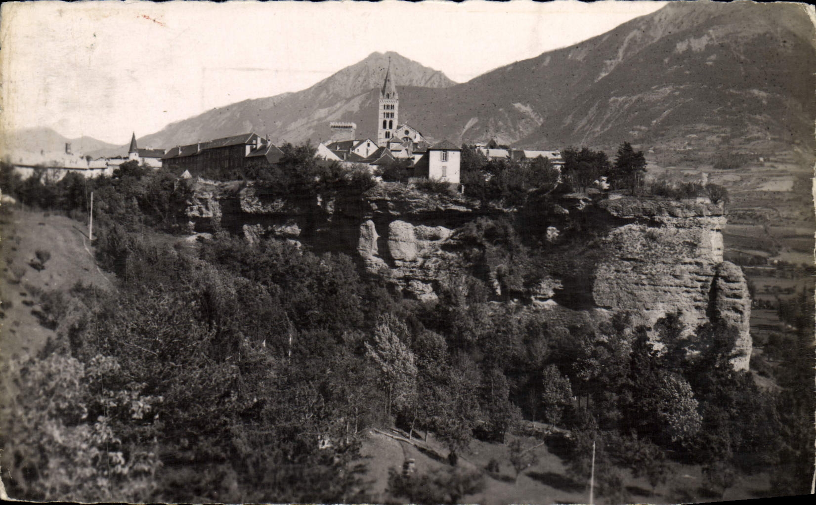 CPM Embrun Vue D'Ensemble Et Le Roc