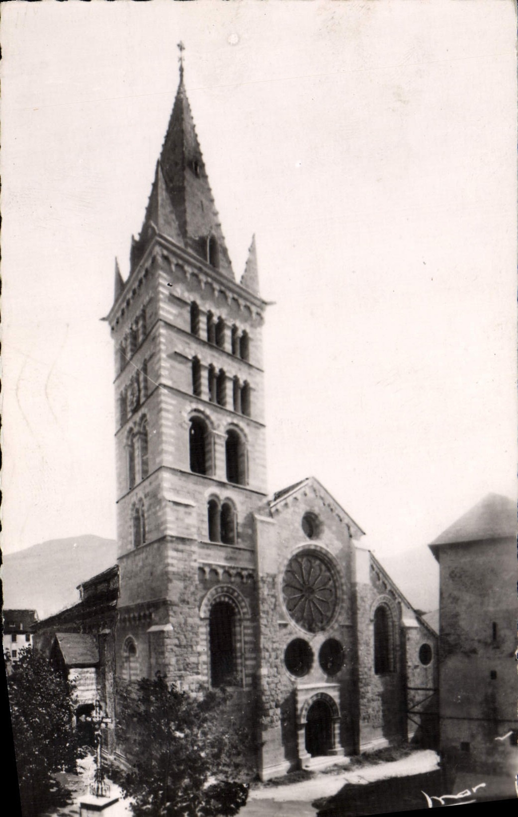 CPM Embrun La Cathedrale