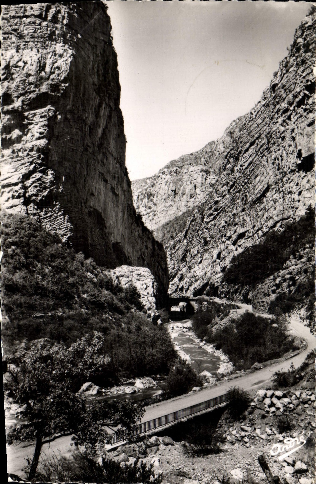 MODERN CARD Worthy Surroundings Clues de Barles