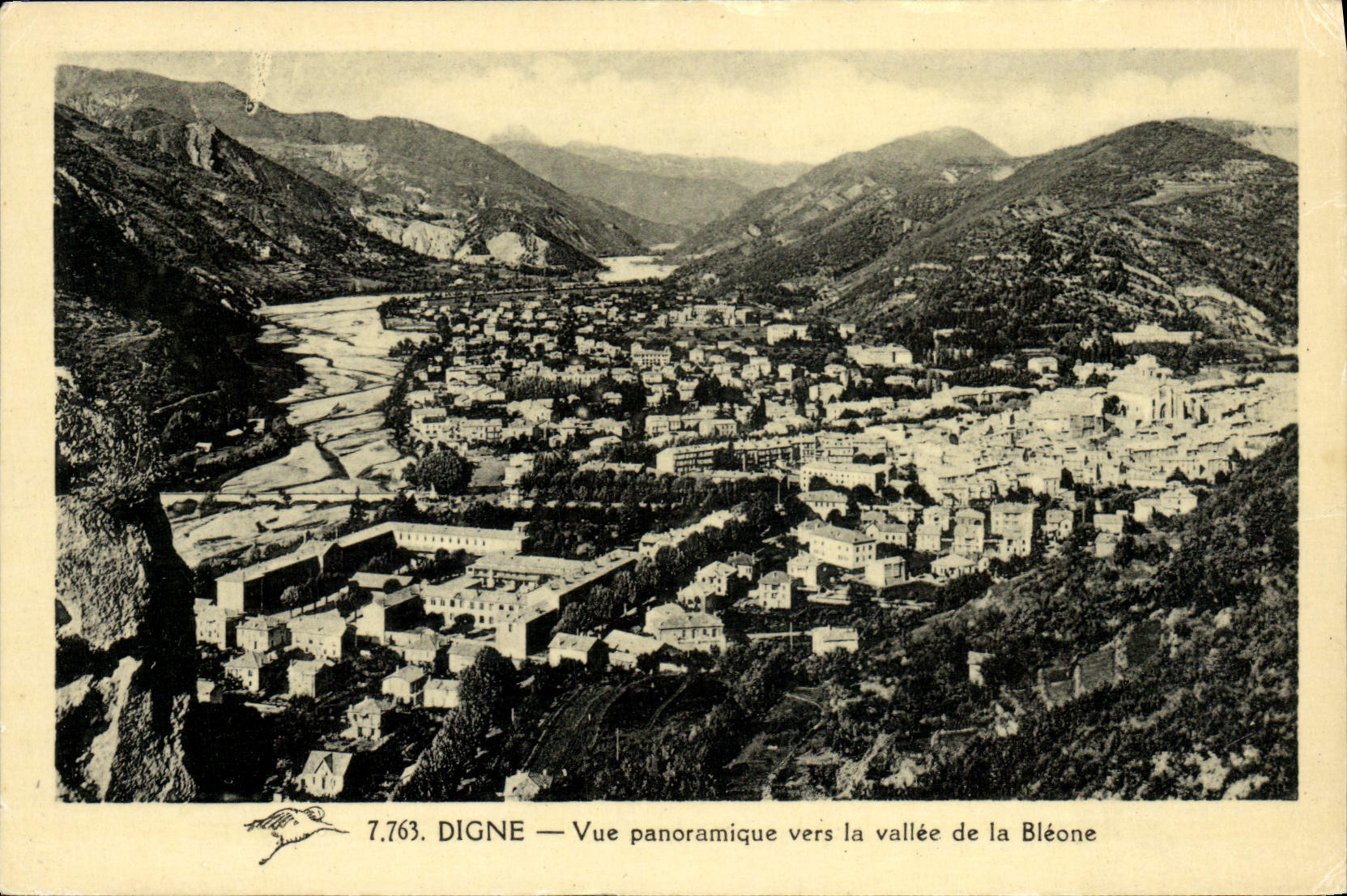 Opinión panorámica digna de la POSTAL de la VENDIMIA hacia el valle de Bleone