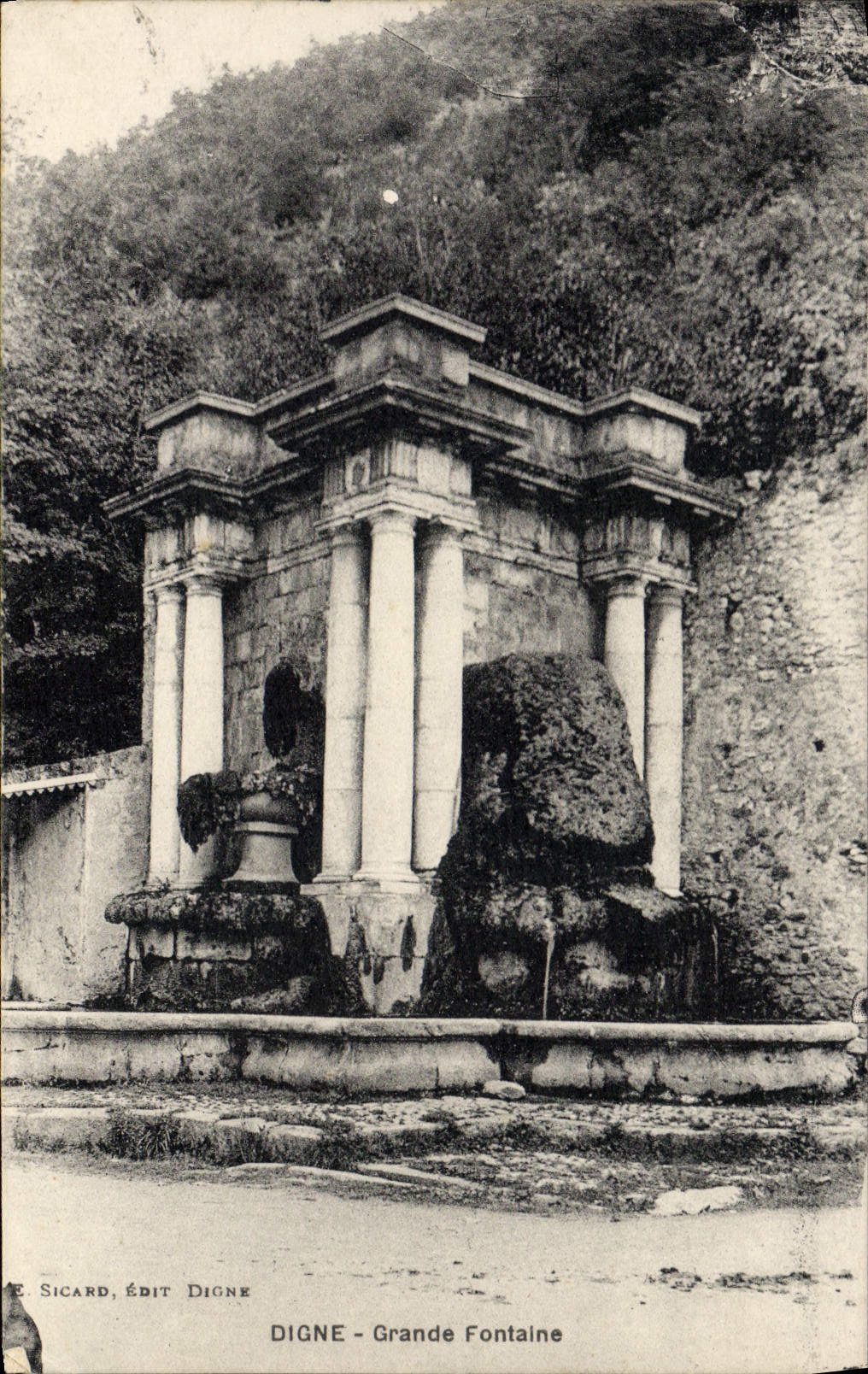 VINTAGE POSTCARD Worthy Large Fountain