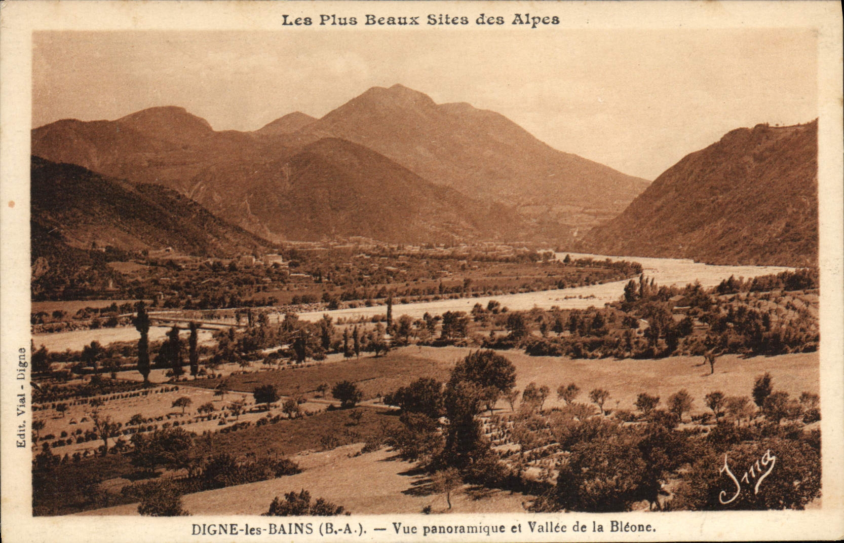 Opinión panorámica digna de la POSTAL de la VENDIMIA les Bains y valle de Bleone