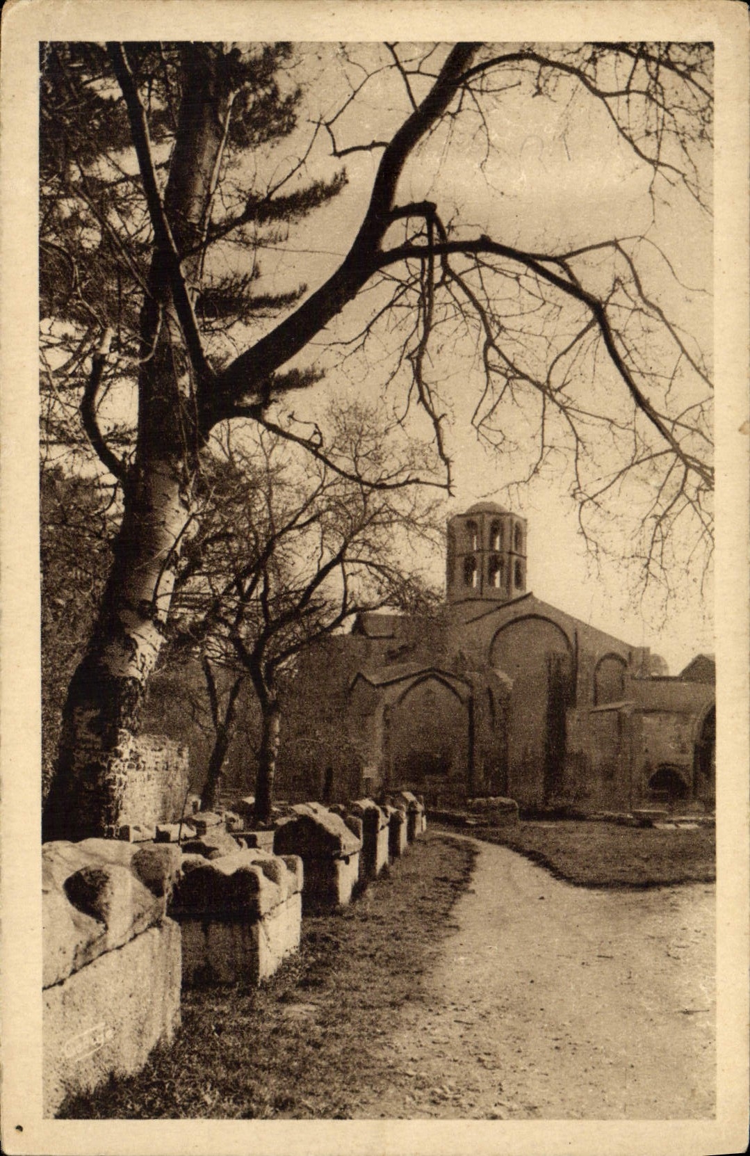 CPA Arles Sur Rhone Les Alyscamps Chapelle Saint Honorat