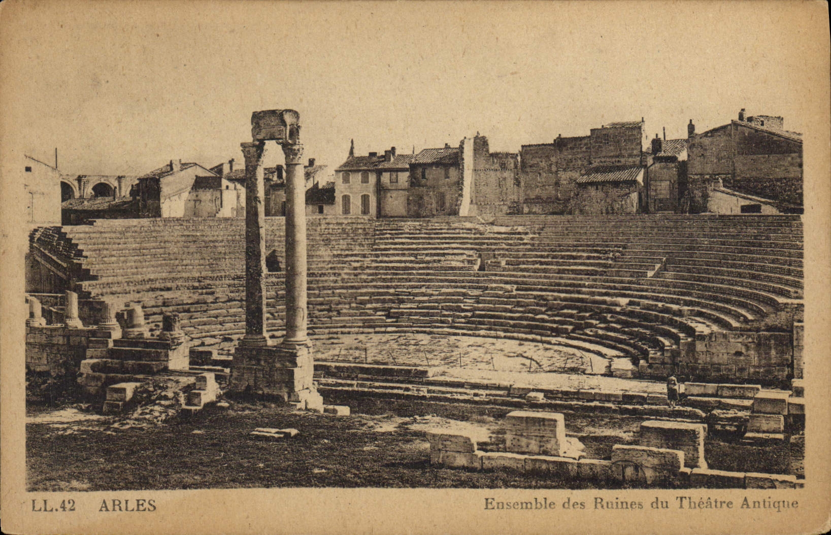 CPA Arles Ensemble Des Runies Du Theatre Antique