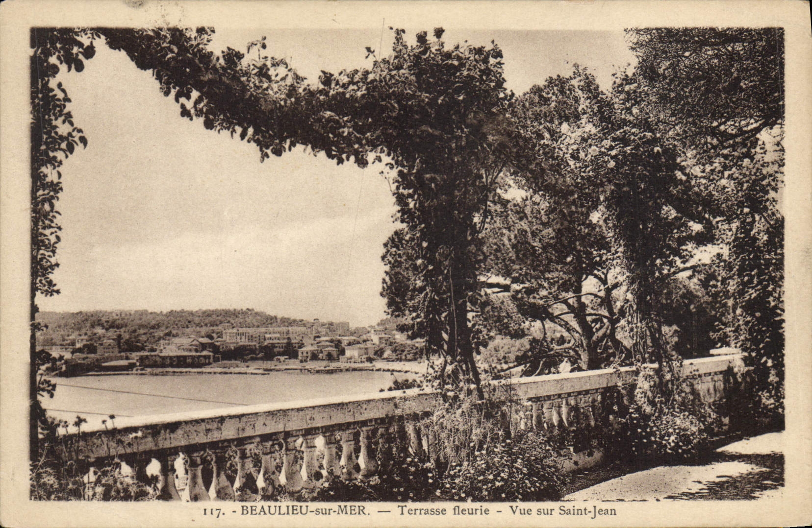 CPA Beaulieu Sur Mer Terrasse Fleurie Vue Sur Saint Jean