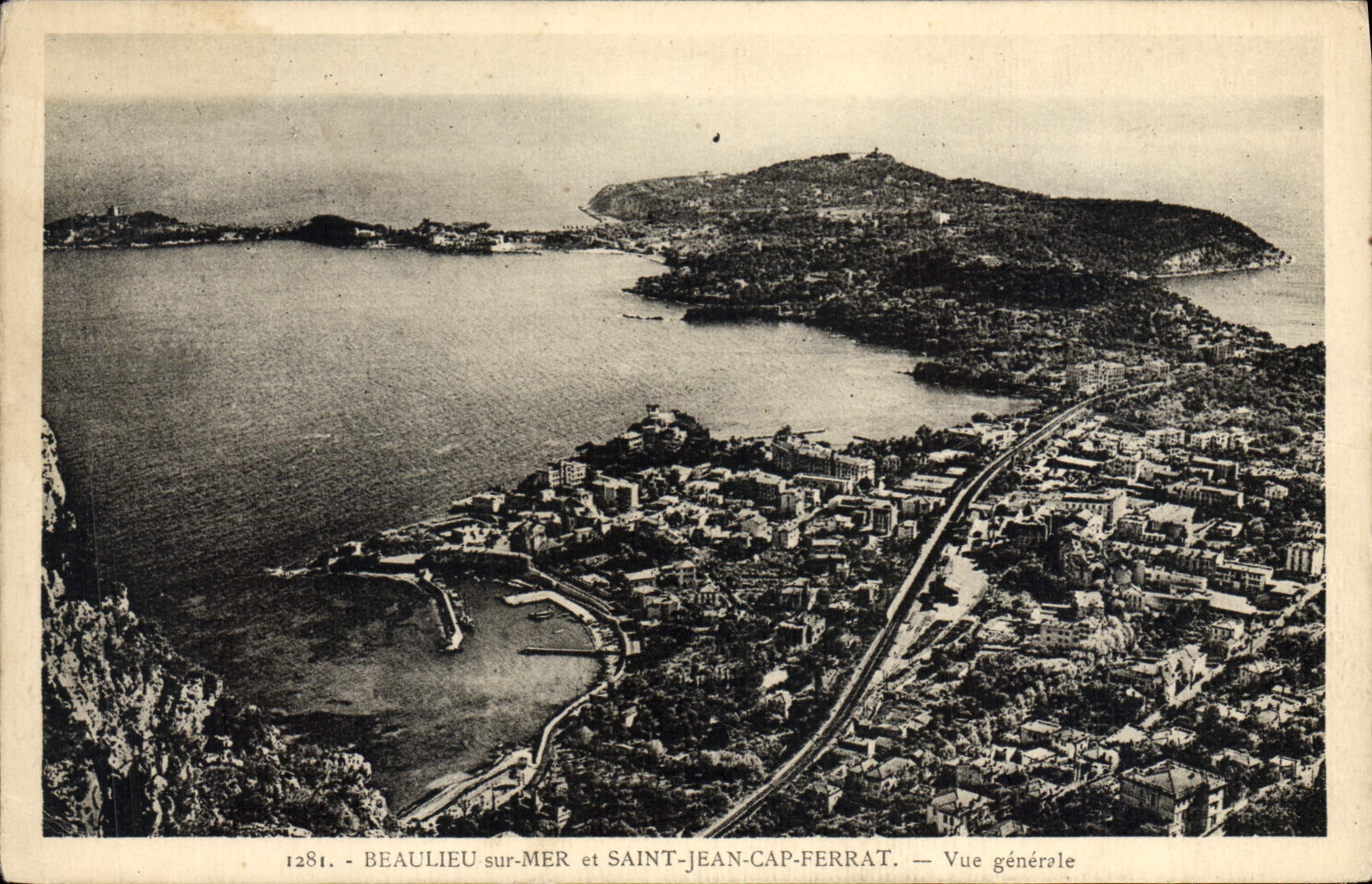 CPA Beaulieu Sur Mer Et Saint Jean Cap Ferrat Vue Generale