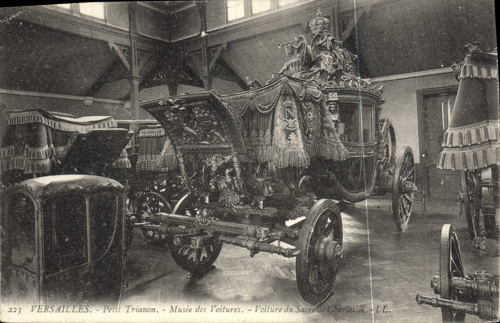 CPA Versailles Petit Trianon Musee Des Voitures Voiture Du Sacre de Charles X