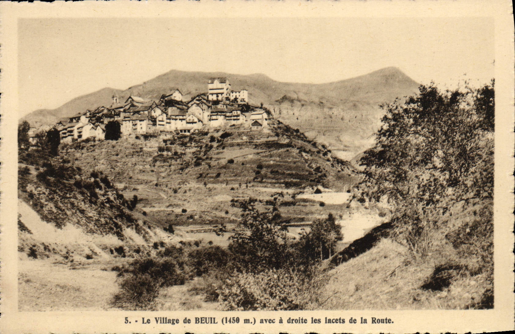 VINTAGE POSTCARD the Village De Beuil with on the right the laces of the road