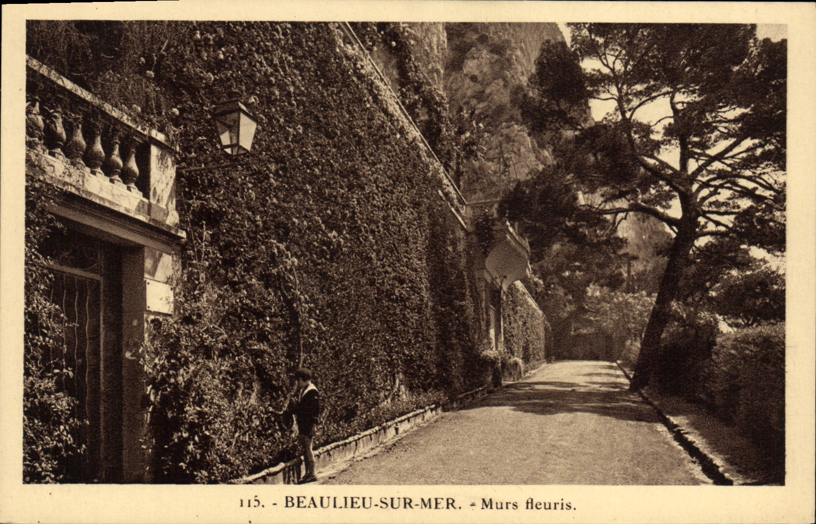 CPA Beaulieu Sur Mer Murs fleuris