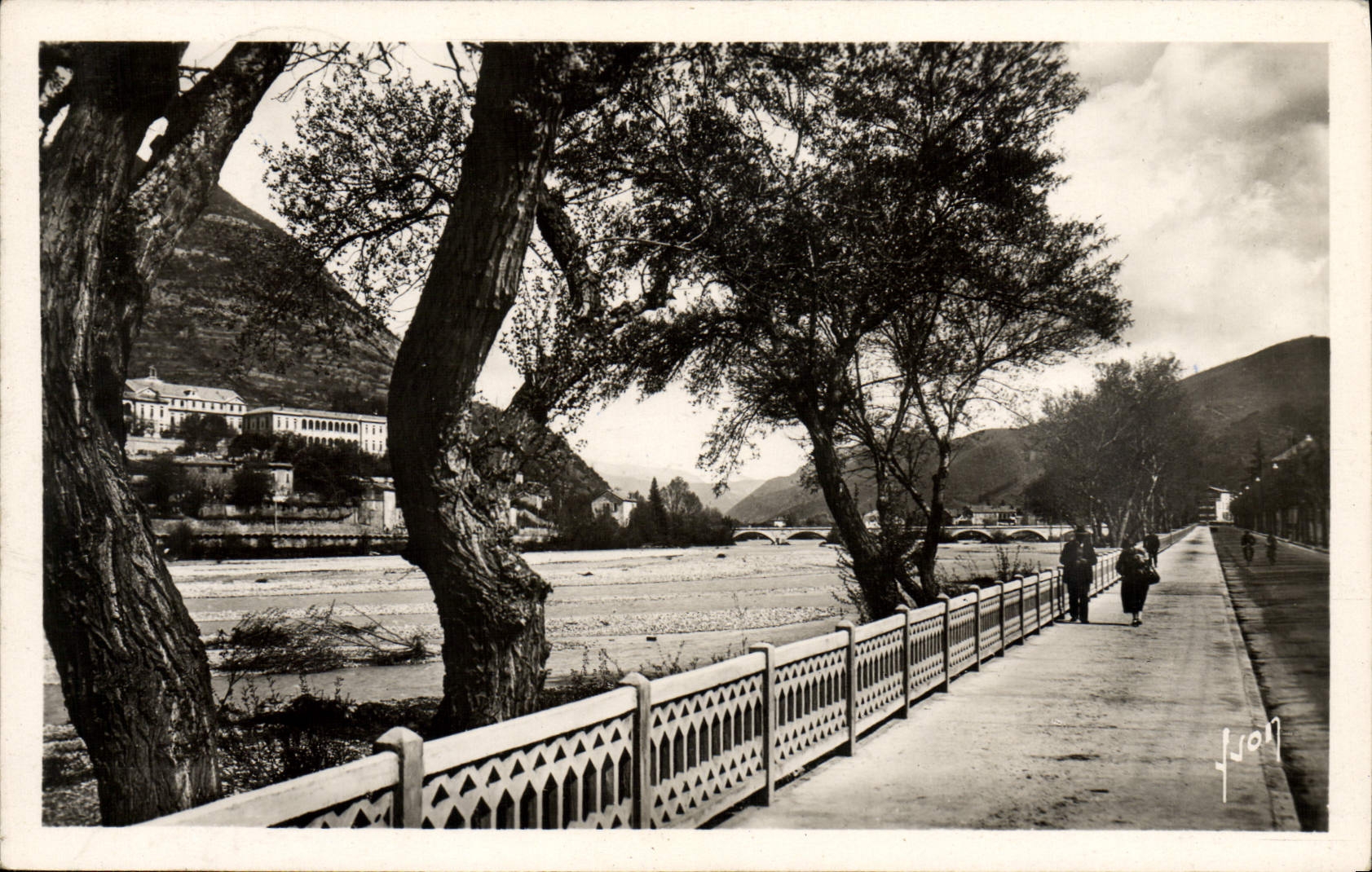 VINTAGE POSTCARD Worthy Bleone Gambetta Boulevard