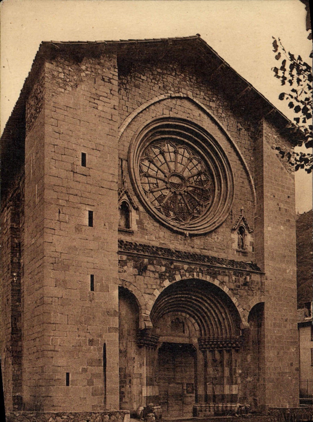 CPA Digne Les Bains Notre Dame Du Bourg