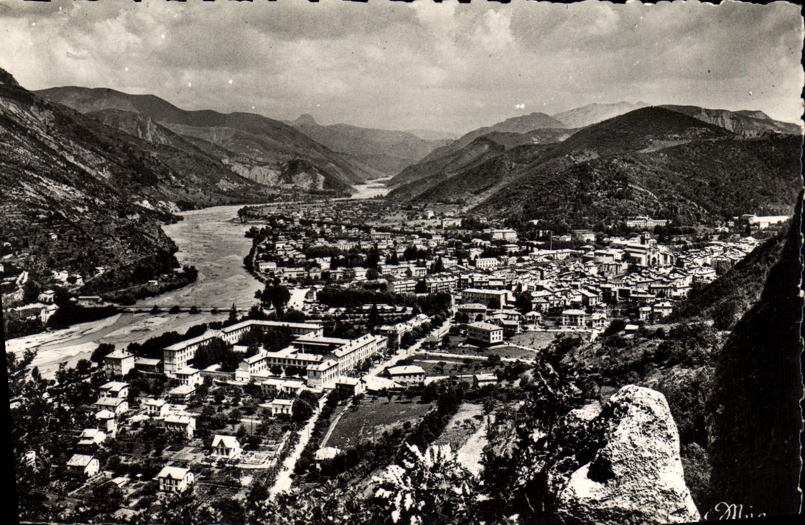 CPM Digne Les Bains Vue Generale Et La Haute Vallee de la Bleone
