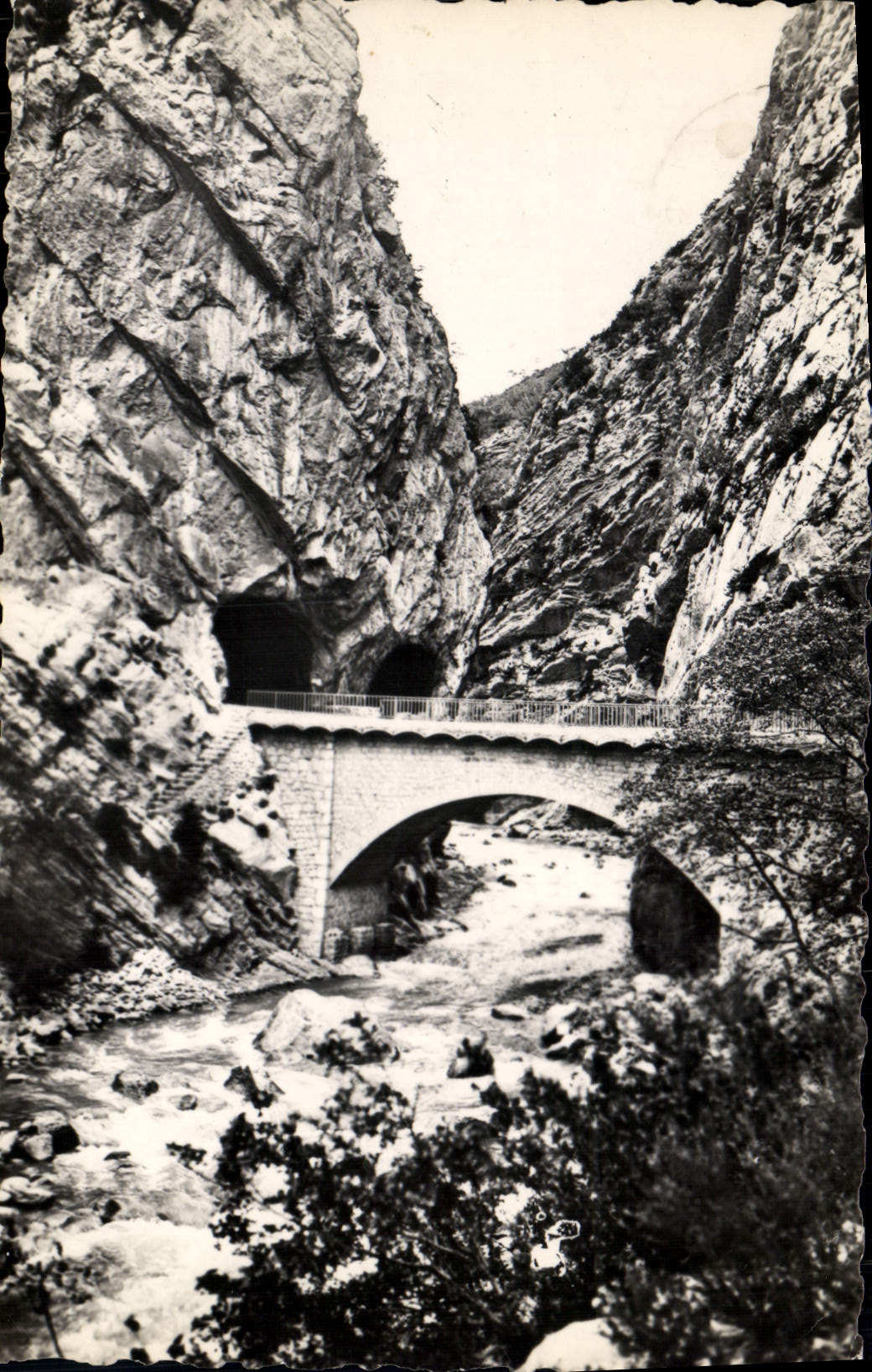 MODERN CARD Worthy Les Bains Clue de Barles