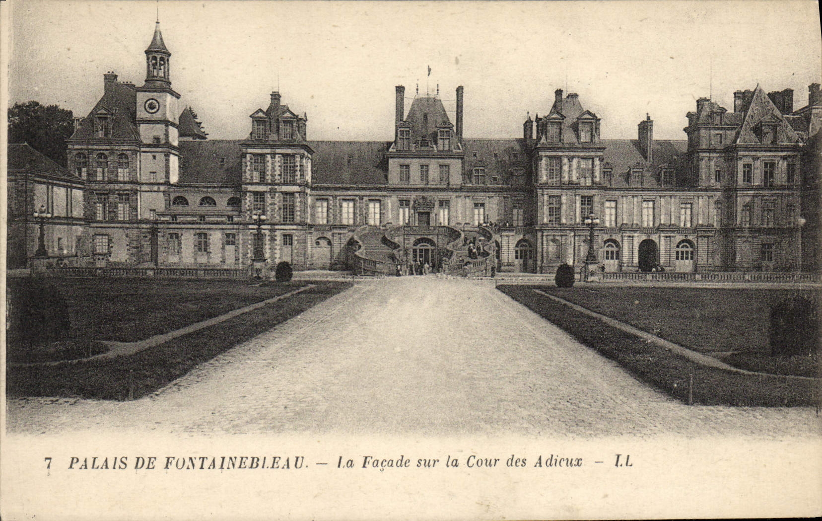 VINTAGE POSTCARD Palate De Fontainebleau the Frontage On the Court Of Adicux