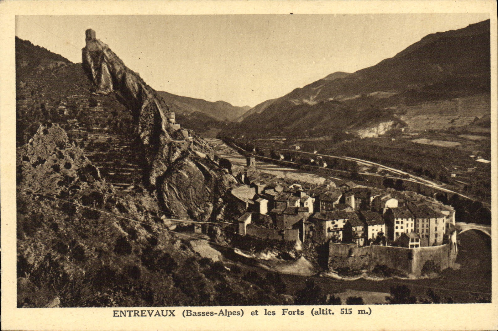 CPA Entrevaux et les forts