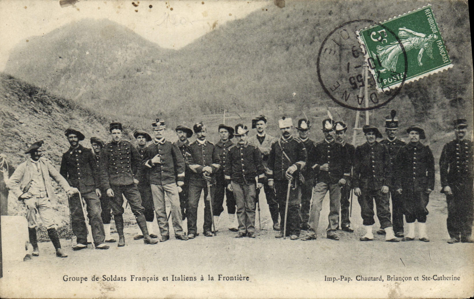 VINTAGE POSTCARD Douanes Customs officers Groups of French and Italian soldier at the Militaria border
