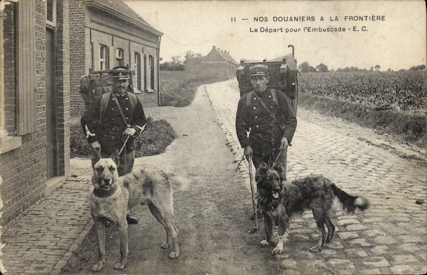 CPA Douanes Douaniers a la frontiere Le depart pour l'embuscade Chien Chiens