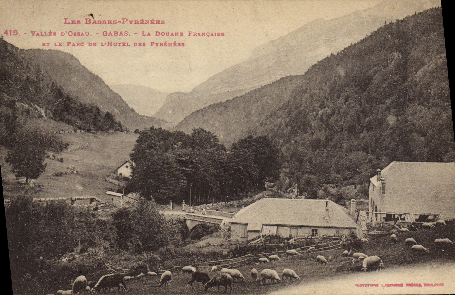 CPA Douanes Douaniers Vallee d'Ossau Gabas La douane francaise et le parc de l'Hotel des Pyrenees
