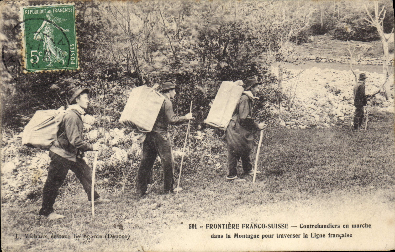 CPA Douanes Douaniers Frontiere franco suisse Conrebandiers en marche dans la montagne