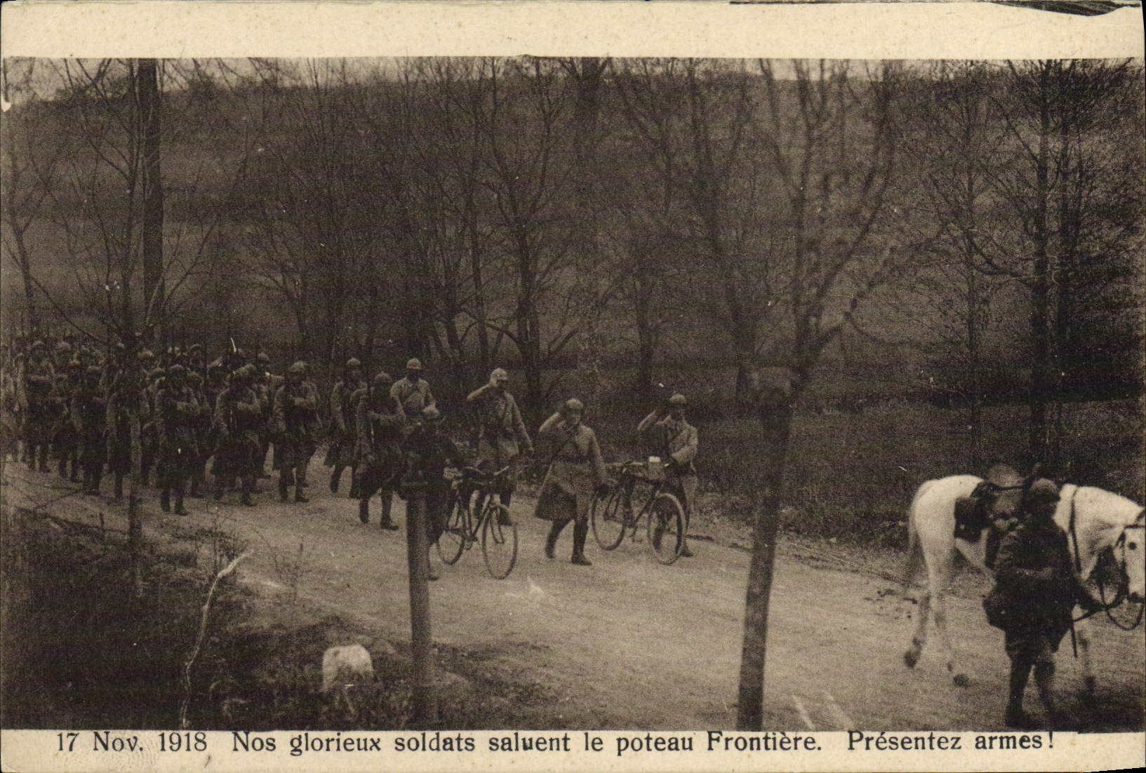 CPA Douanes Douaniers Nov 1918 Nos glorieux soldats saluent le poteau frontiere