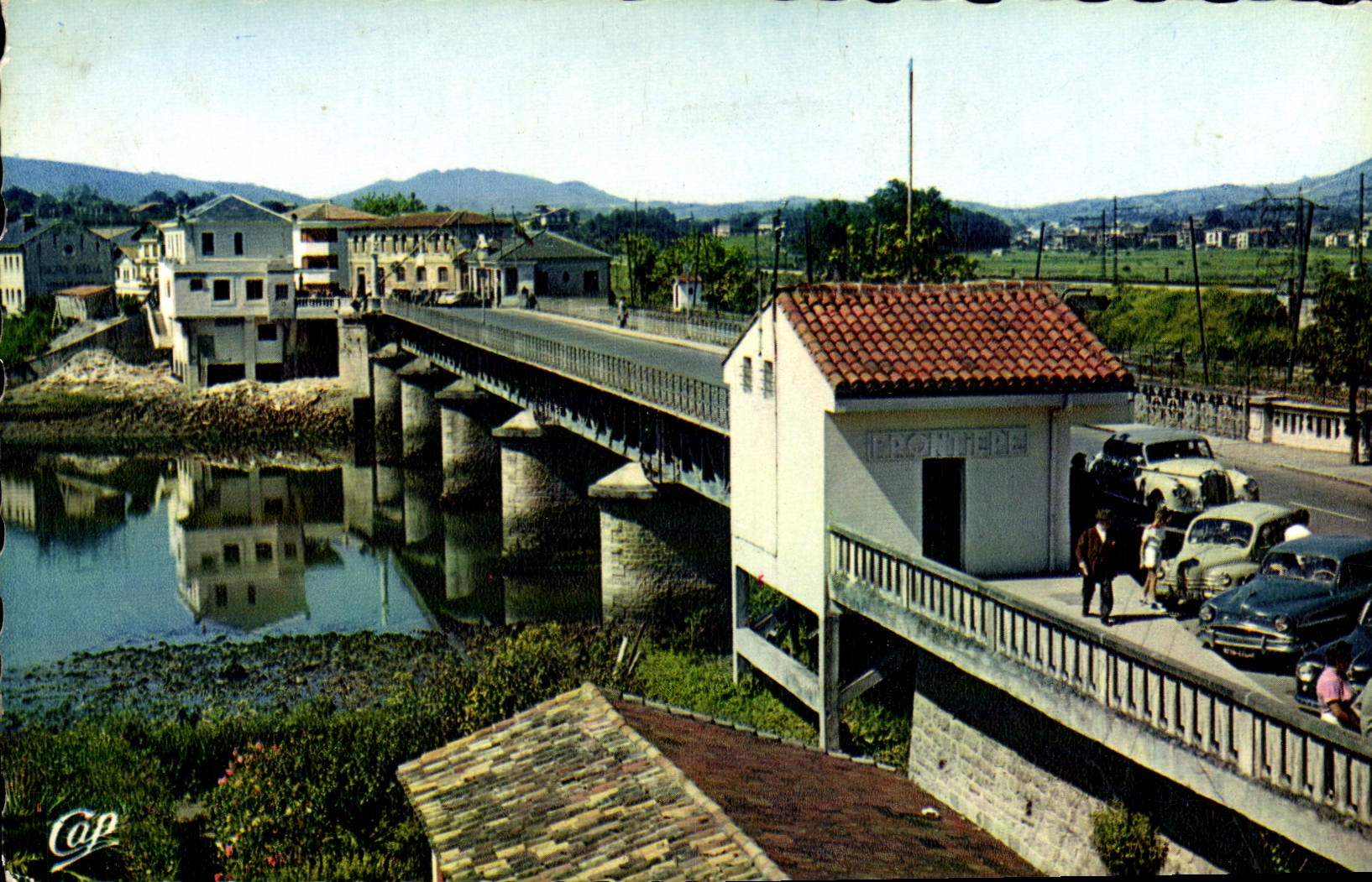 CPM Douanes Douaniers Hendaye Le pont international