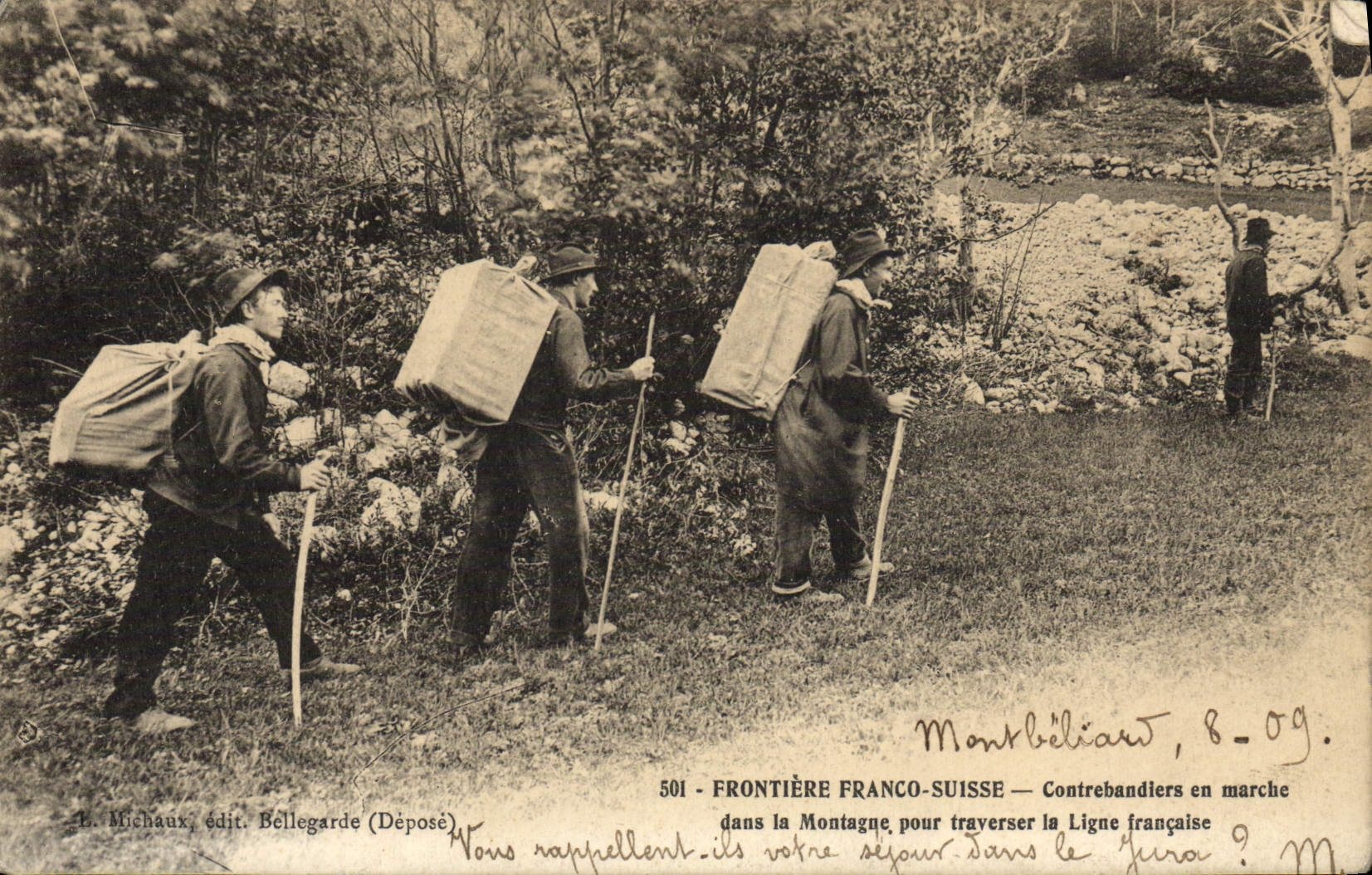 CPA Douanes Douaniers Frontiere franco suisse Contrebandiers en marche dans la montagne pour traverser la ligne