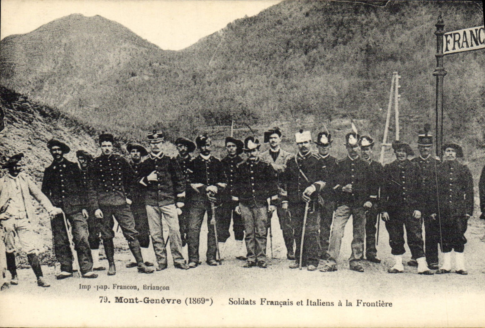 CPA Douanes Douaniers Mont Genevre Soldats francais et italiens a la frontiere Militaria