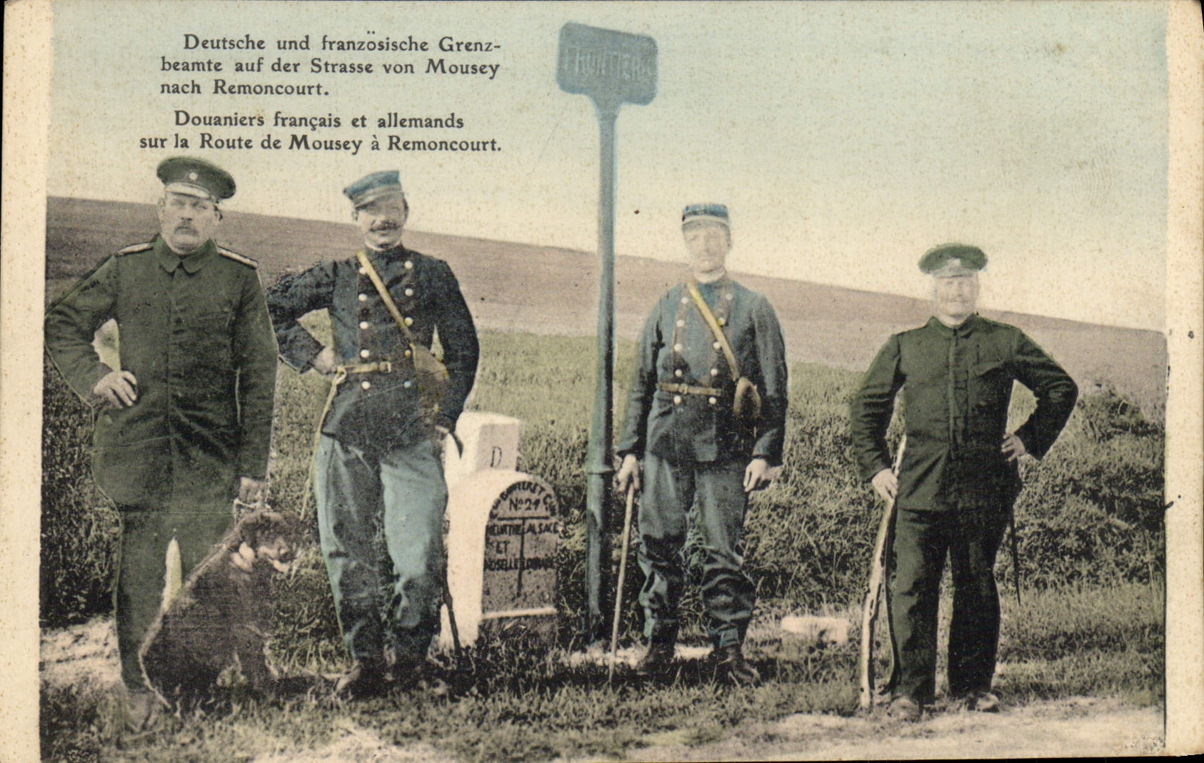CPA Douanes Douaniers francais et allemands sur la route de Mousey a Remoncourt Chien