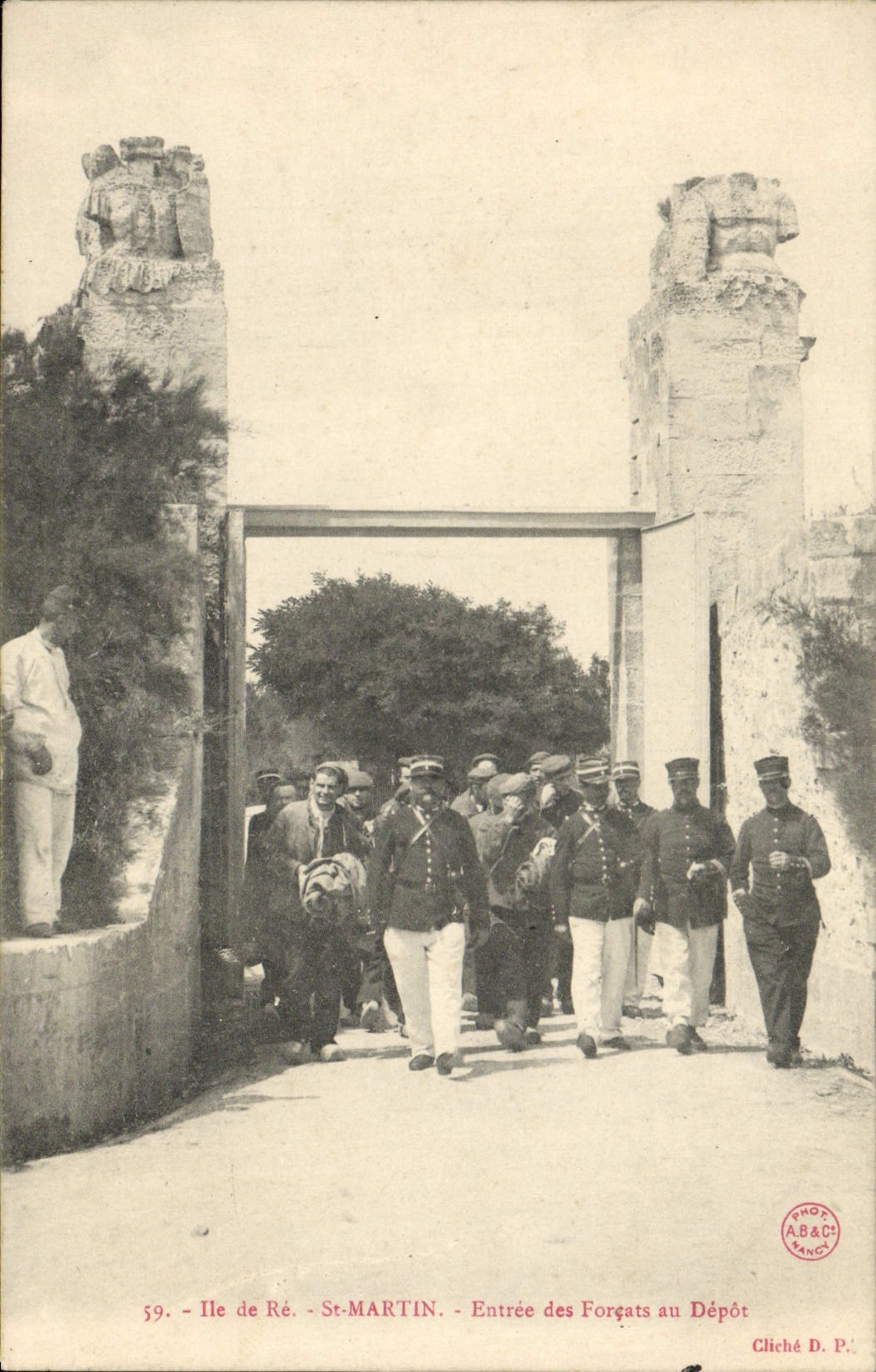 VINTAGE POSTCARD Bagne Convict Ile de Ré Entered of the convicts to deposit TOP