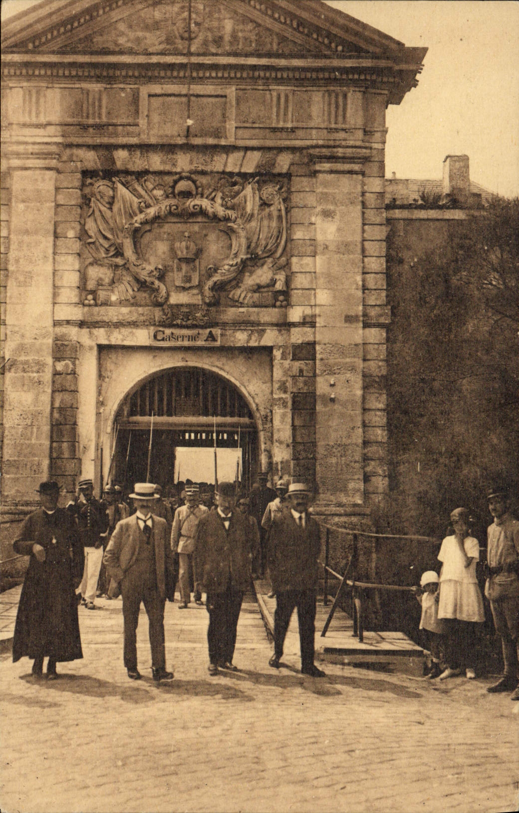 VINTAGE POSTCARD Bagne Bagnard Ile de Ré Holy Re Martin Carries bagne Depart of a convoy of convicts
